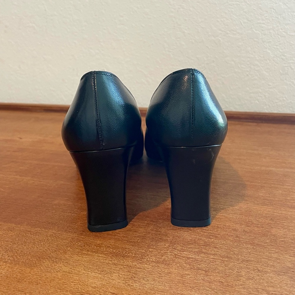 Vintage 1960s Salvatore Ferragamo Italian Cap Toe Black Leather Pumps Size 7AA - Picture 4 of 14